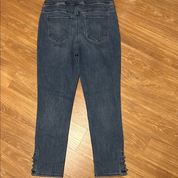 Chico's Blue girlfriend slim Jeans Elastic Waistband like new size 6. Chicos 0.5 - Picture 5 of 5